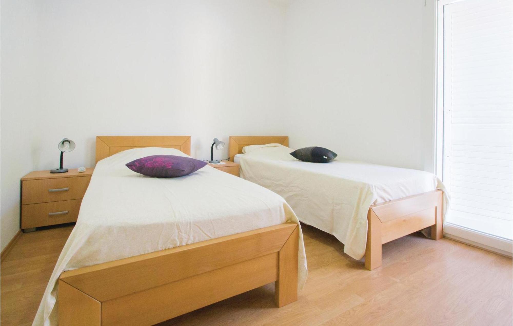 Stunning Apartment In Grscica With Kitchen プリズバ エクステリア 写真